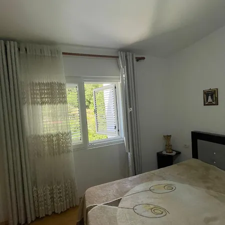 Arbnb Cuni Apartamento Polisi i Vogel